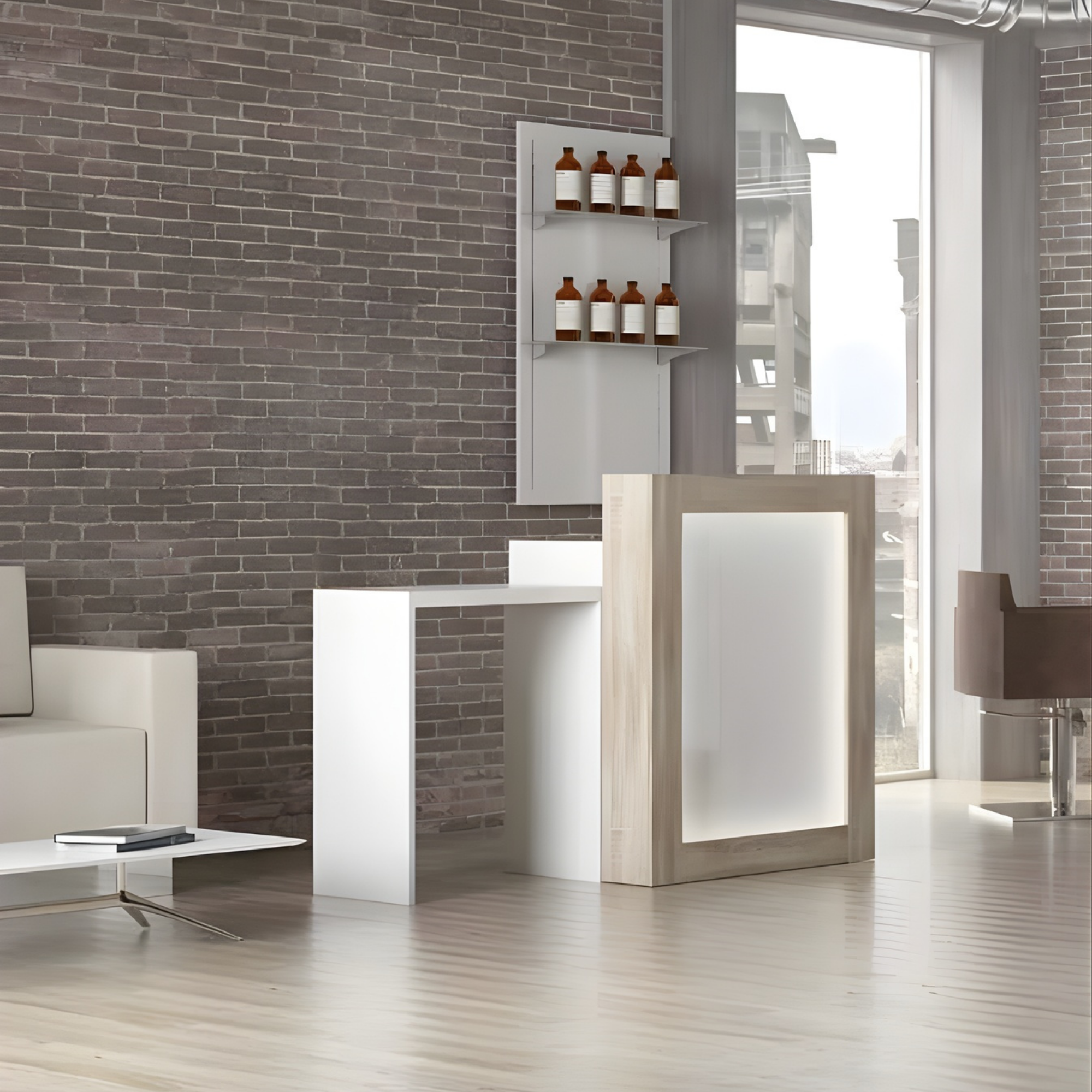 moderan recepcijski pult s drvenim okvirom u salonu s ciglenim zidom i velikim prozorima