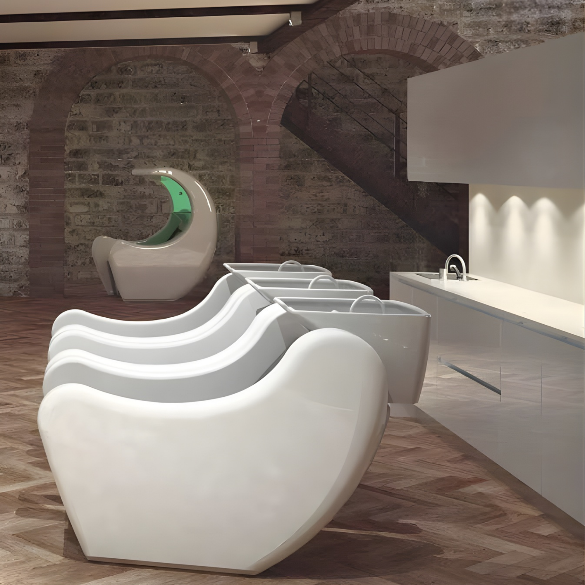 luksuzni frizerski glavoperi u bijeloj boji s modernim zaobljenim dizajnom u interijeru s kamenim zidovima i toplim osvjetljenjem