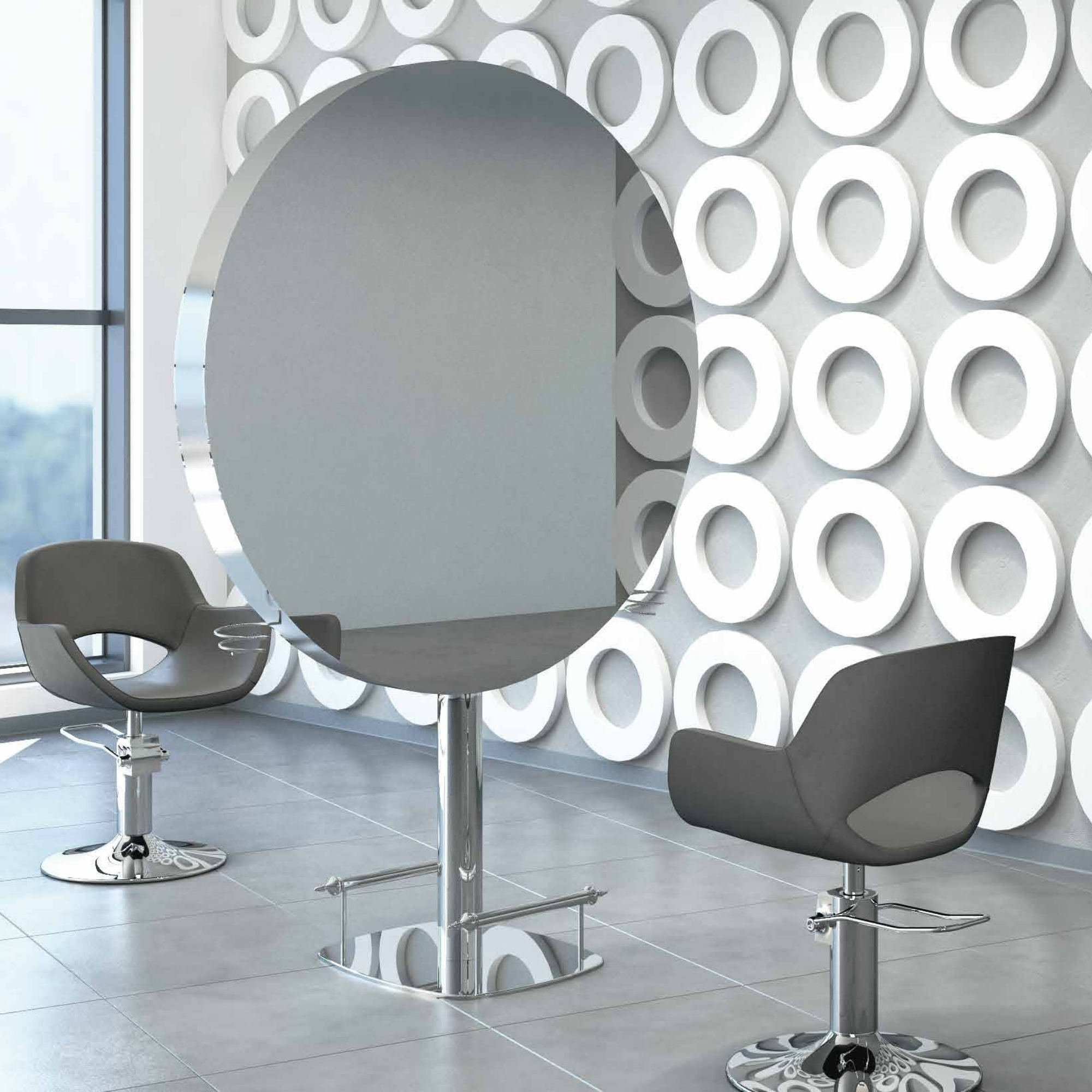 frizerski salon s tamnim frizerskim stolicama i vertikalnim ovalnim ogledalima s LED rasvjetom na drvenoj pozadini, u elegantnom interijeru obasjanom prirodnim svjetlom