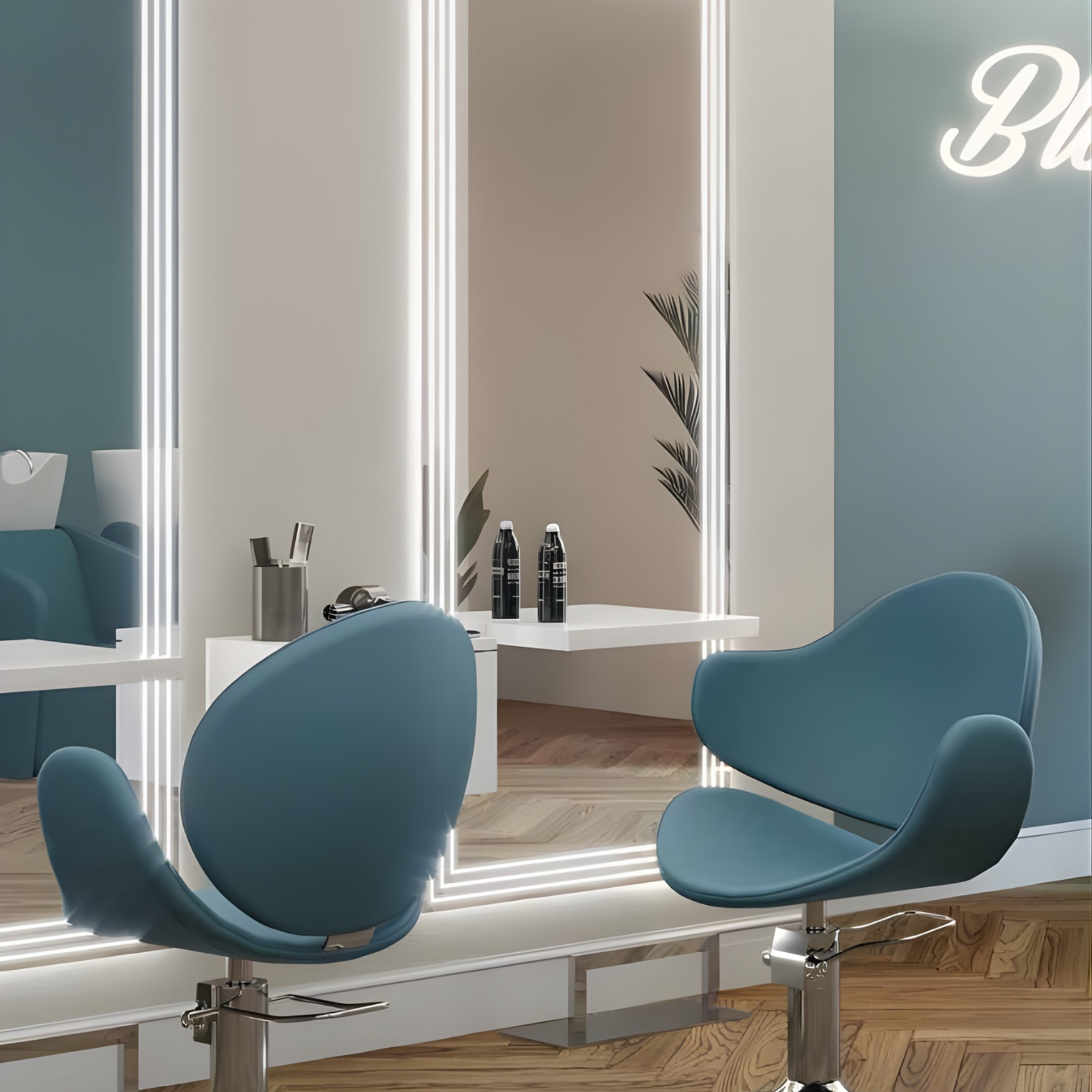 Kutak s modernim plavim frizerskim stolicama, velikim osvijetljenim ogledalom s minimalističkom bijelom policom