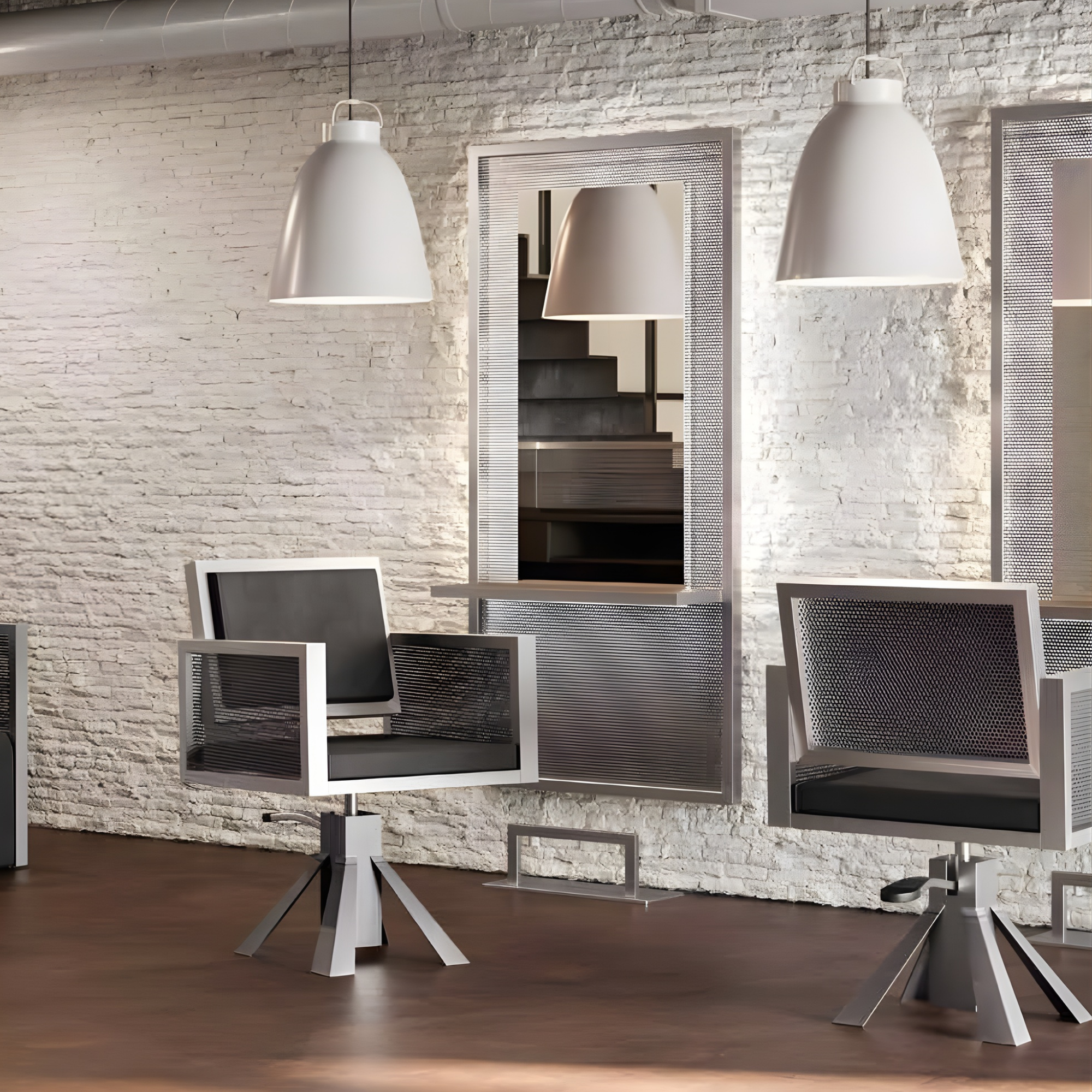 Moderan frizerski salon u industrijskom stilu s bijelim zidom od cigle, metalnim ogledalima i crnim frizerskim stolicama s aluminijskim okvirima i geometrijskim postoljima