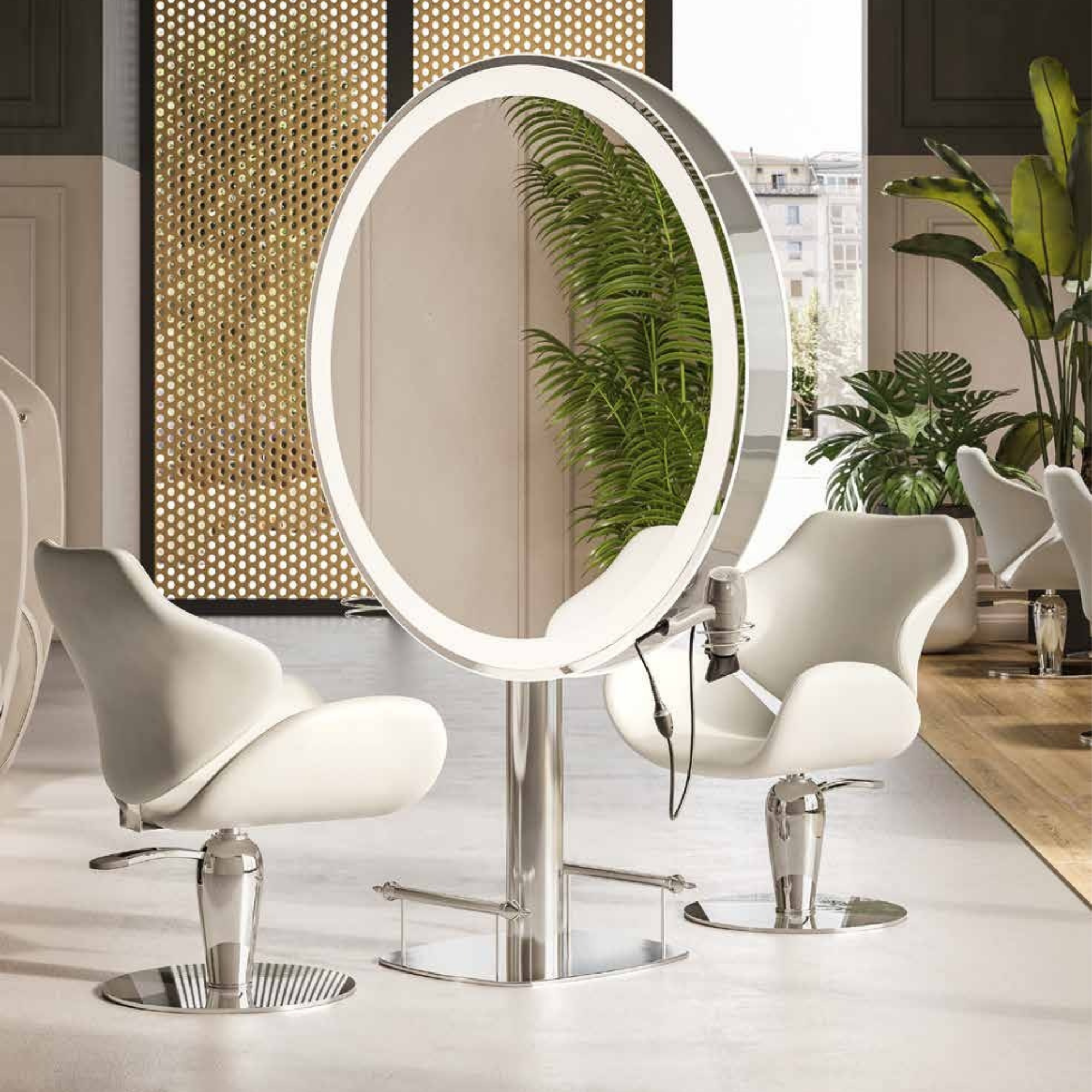 Moderan frizerski kutak s dvije bijele frizerske stolice i velikim kružnim ogledalom s LED osvjetljenjem, okružen zelenilom i prirodnim svjetlom
