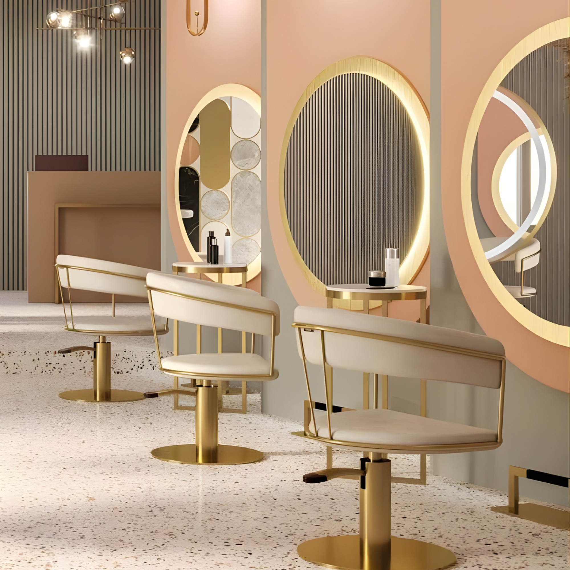 Luksuzan frizerski salon s okruglim zlatnim ogledalima, bež frizerskim stolicama s metalnim zlatnim postoljem i elegantnim interijerom u tonovima boje breskve i zlata.