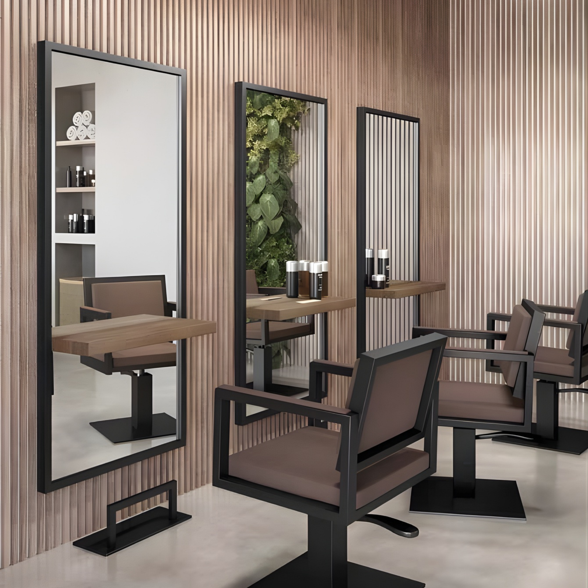 Niz frizerskih mjesta s modernim ogledalima u crnim okvirima, drvenim pločama i smeđim frizerskim stolicama, uz zid obložen drvenim letvicama i zelenim biljkama u pozadini.