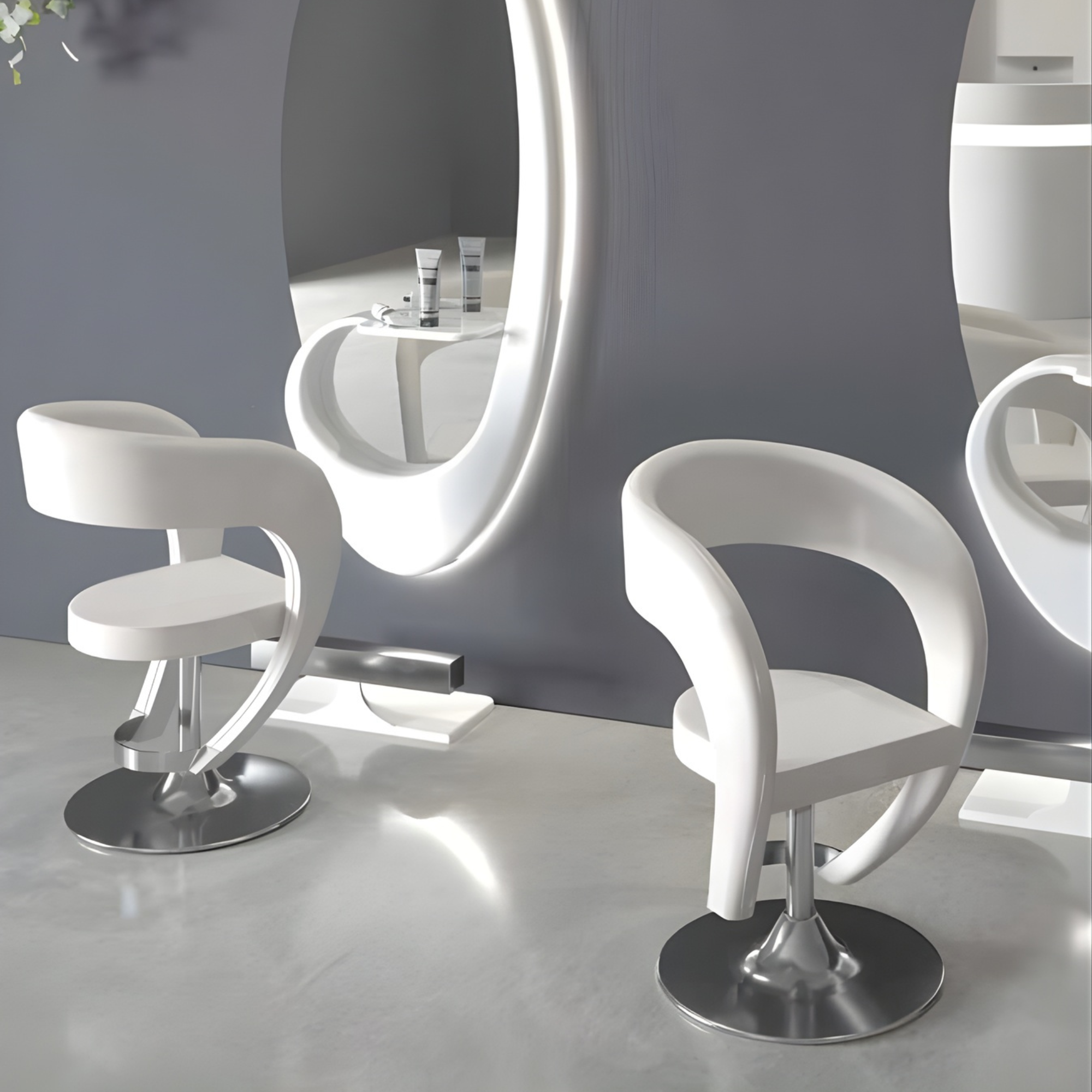 moderan frizerski salon s bijelim frizerskim stolicama i ovalnim ogledalima zakrivljenog dizajna s LED osvjetljenjem na tamnosivom zidu
