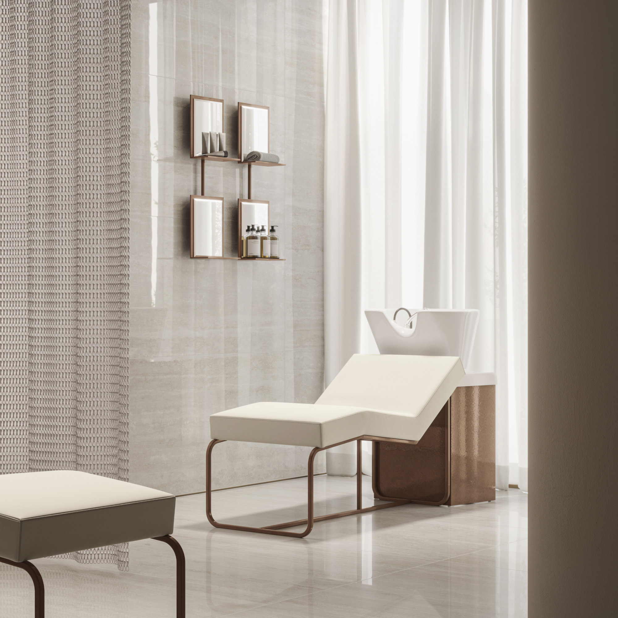 luksuzan frizerski salon s bijelim glavoperom i bež ležaljkom na metalnom okviru, smješten uz visoke bijele zavjese i zidne police s proizvodima