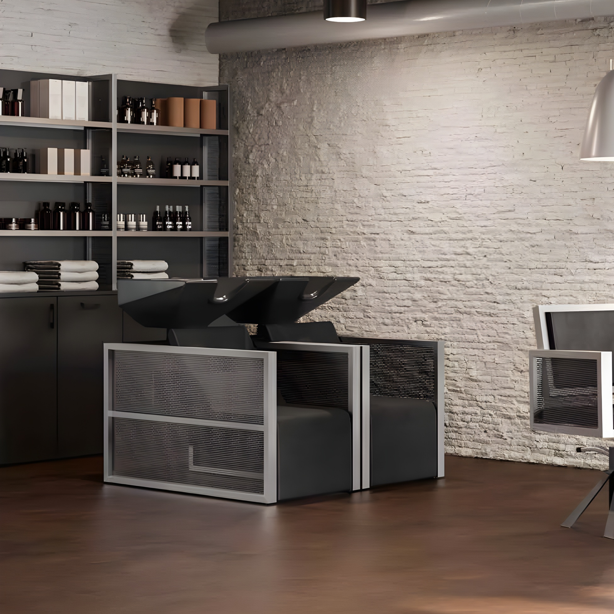 industrijski uređen frizerski salon s crnim glavoperima i metalnim okvirima, bijelim zidom od cigle i policama s ručnicima i proizvodima za njegu kose