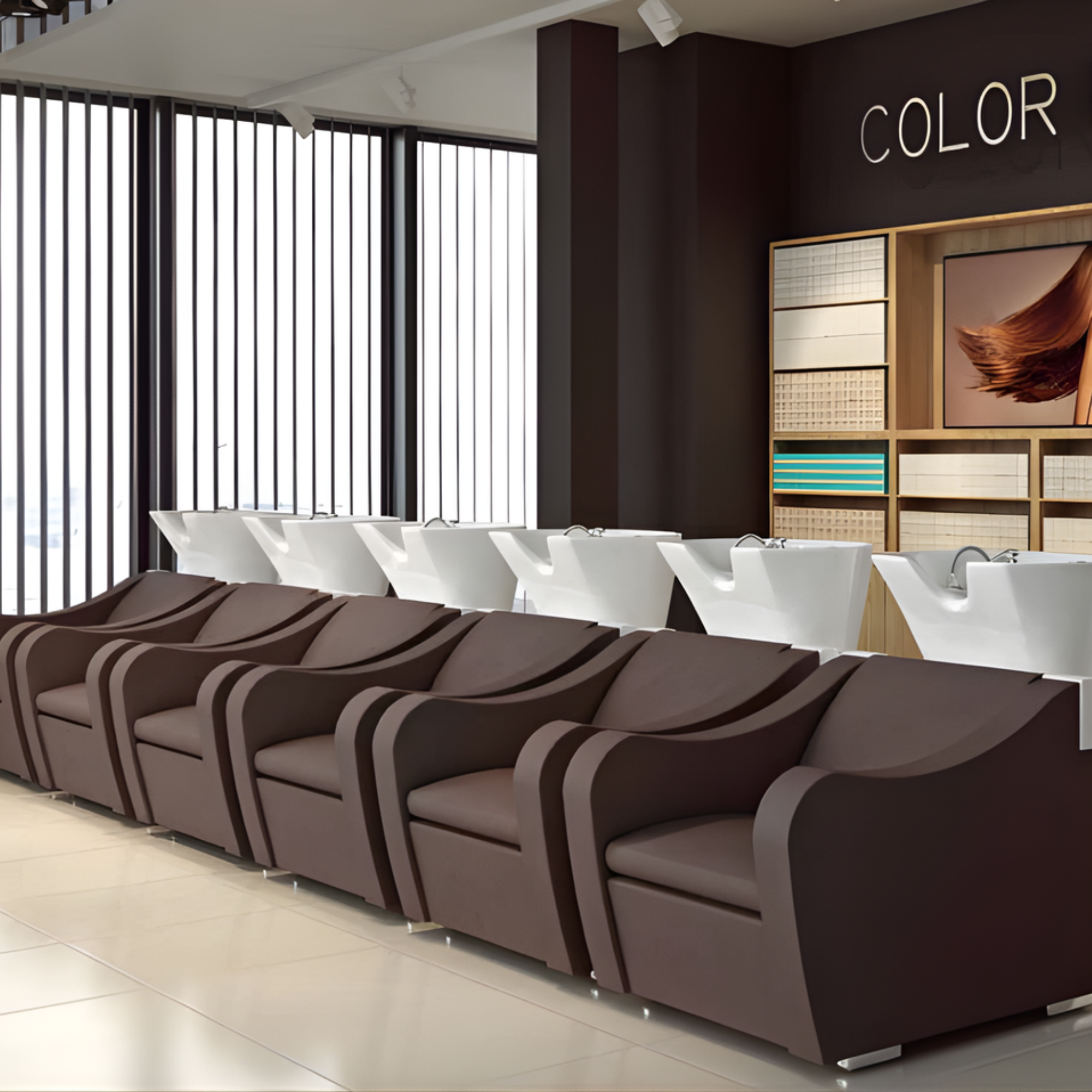 frizerski salon s pet smeđih glavopera i bijelim umivaonicima, u modernom prostoru s velikim prozorima i color barom u pozadini
