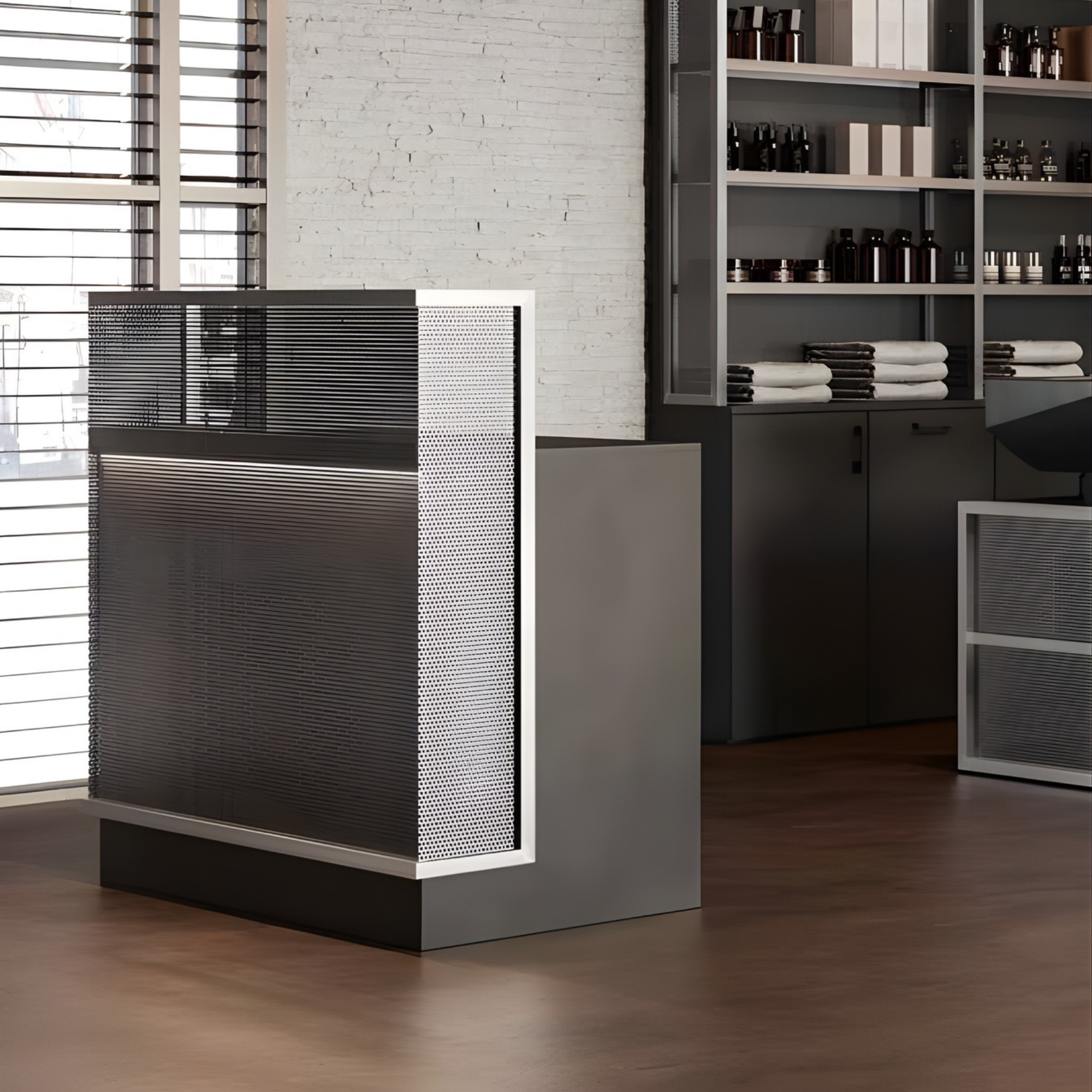 tamnosivi recepcijski pult s perforiranim metalnim detaljima u industrijski uređenom frizerskom salonu