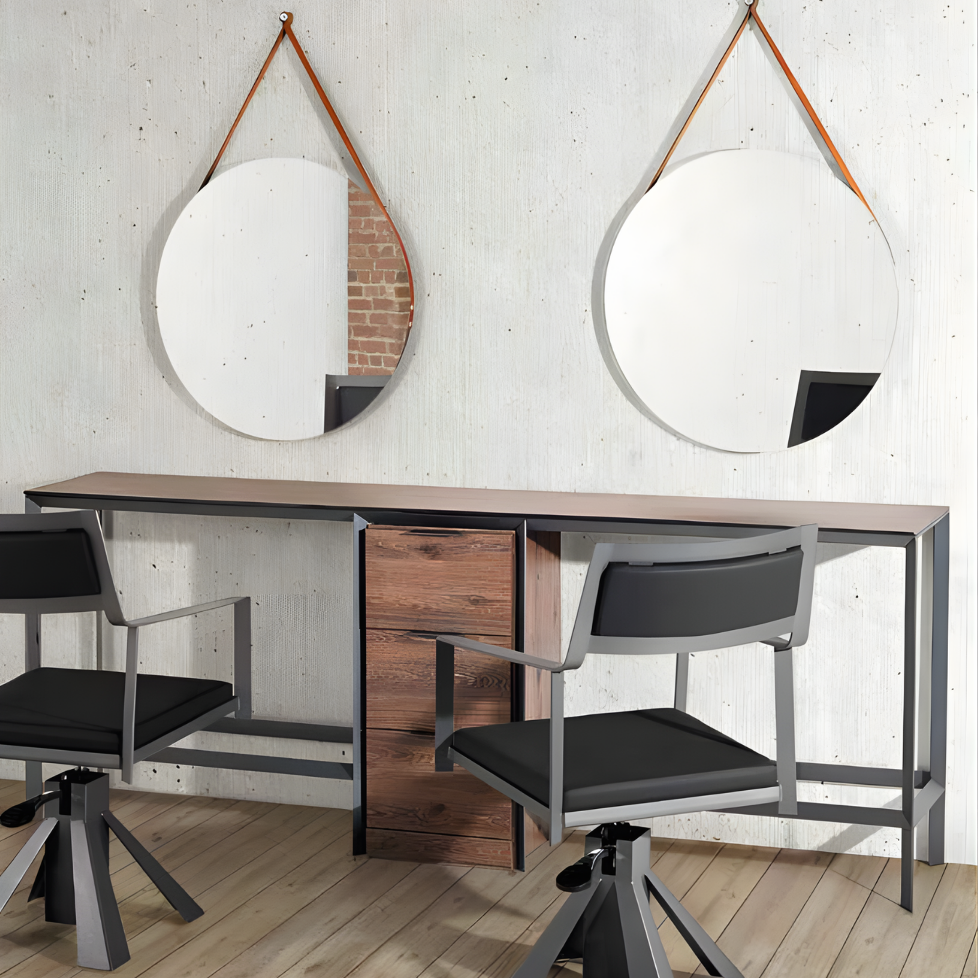 frizerske stolice u industrijskom stilu s metalnim okvirima i crnim sjedalima ispred okruglih ogledala obješenih na kožne trake