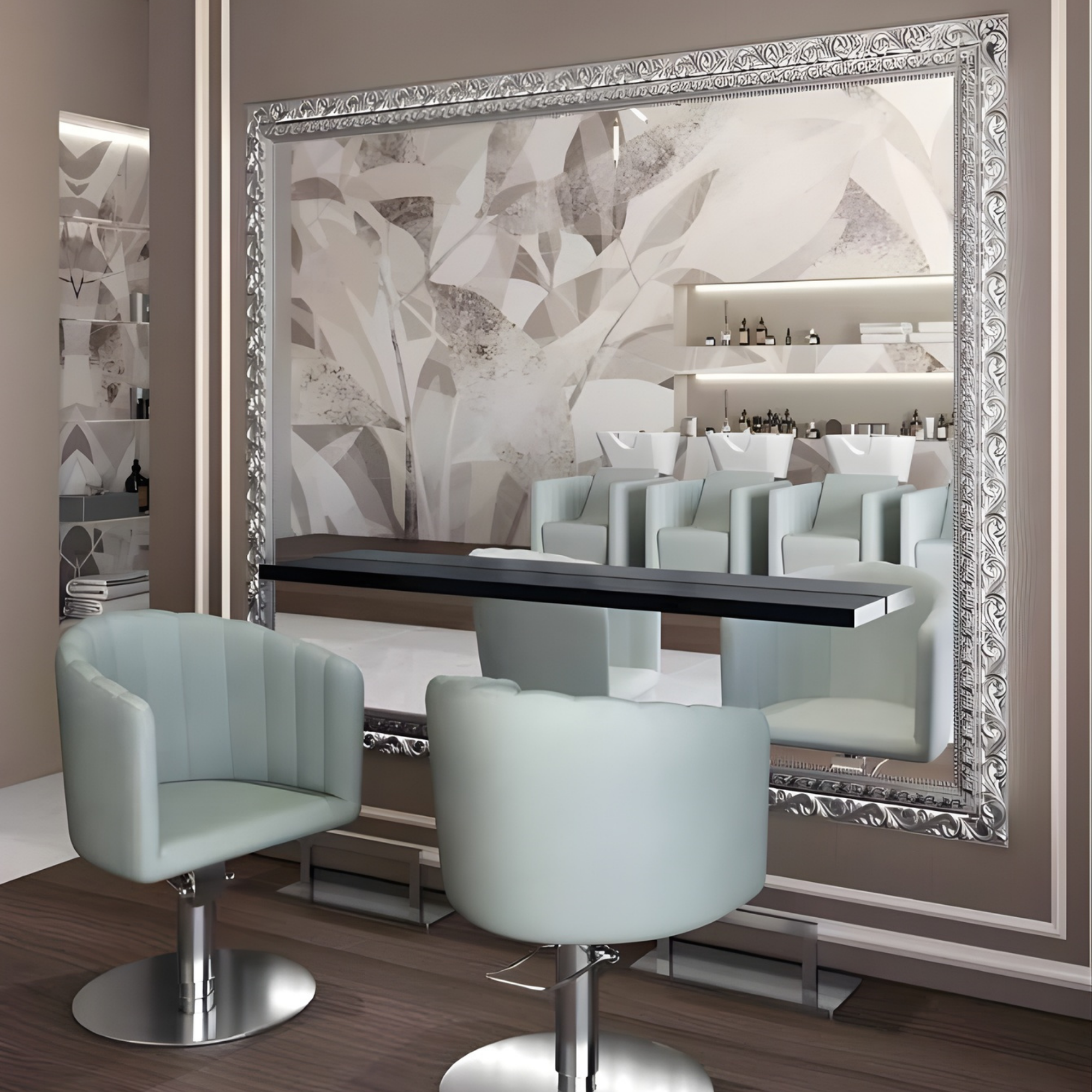 pastelno plave frizerske stolice ispred velikog ukrašenog ogledala sa srebrnim okvirom u elegantnom salonu s umivaonicima u pozadini