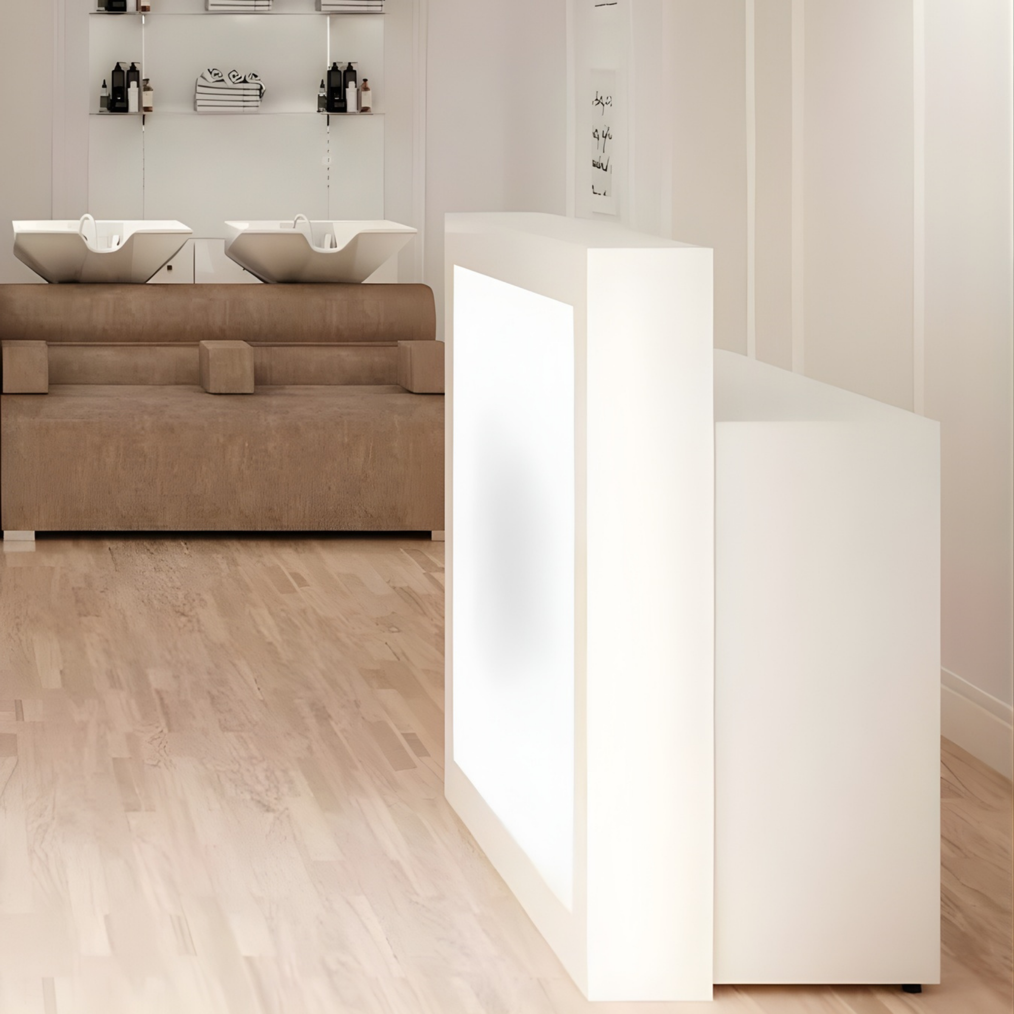 moderan frizerski salon sa svijetlim recepcijskim pultom i bež glavoperima u pozadini na drvenom podu